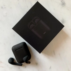 Blackpods nyskick - Trådlösa hörlurar med laddningsfodral. Använt 2-3 gånger för att testa, men modellen passar inte mina öron.  Originalförpackningen medföljer om du vill ha den.  Märke: Blxckpods  Har Swish. Hämtas i Skanstull eller skickas mot porto. Rökfritt & Djurfritt hem.