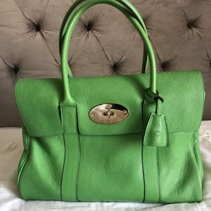 Mulberry Bayswater - Säljer min fantastiska Mulberry Bayswater!!! Datumkod: 5267174. Produktkod: HH8451/874R119. Säljer den för 3000:-, nypris hos Mulberry idag är +12000kr! Väskan sitter verkligen bara i klädkammaren, så ser hellre att någon som får användning för den får köpa den till ett schysst pris. Tveka inte att be om fler bilder vid behov, jag har många närbilder med alla detaljer på väskan. Väskan levereras med sin dustbag & Mulberrys produktkod + infokort om lädret.  Fraktkostnad tillkommer.