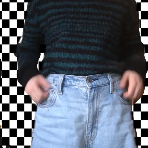 Cheap Monday stickad tröja - Grön och svart randig stickad tröja av cheap monday. Det står L på lappen men den passar mer S/XS. 