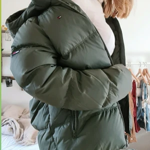 Tommy hilfiger jacka grön - *INTRESSEKOLL* funderar på att sälja min gröna tommy hilfiger jacka. Endast använd runt 10 ggr, felfri. Självklart äkta, köptes på zalando för 2000kr . Buda om du vill köpa den. Säljer bara mot bra bud. Går att köpa spårbar frakt. Högsta bud: 1300