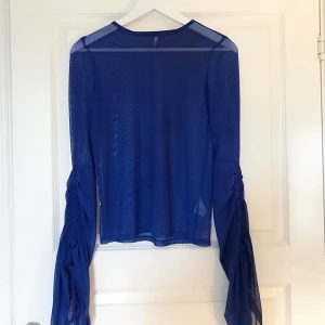 Meshtop - Blå meshtopp som faller ner snyggt i armarna 💘💙