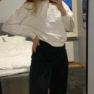 Sweatshirt - Jättefin vit sweatshirt från zara med broderad text på bröstet. Säljer pga att den är lite för liten för mig. 