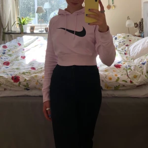 Nikehoodie i jättebra skick - En rosa jättefin trendig croppad nikehoodie. Storlek xs men skulle säga att den är lite oversized. Väldigt bra skick 💕