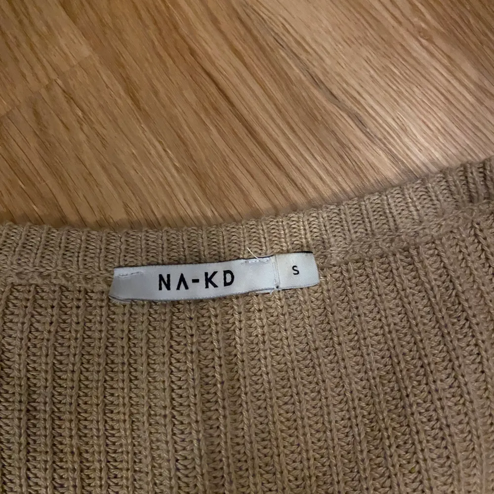 Jättefin beige stickad tröja i Strl S från NAKD. Köpt förra året, använd ett fåtal gånger. Köpt för 400, säljer för 100kr. Köparen står för frakten, möts annars upp i Sthlm 💋. Stickat.