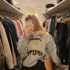 Hoodie från Weekday - Asball och skön hoodie från Weekday i strl M, fick i present men säljer pga ska köpa större storlek. Aldrig använd, prislapp sitter kvar. Säljer för 200, köparen står för frakten, möts annars upp i Sthlm 💋