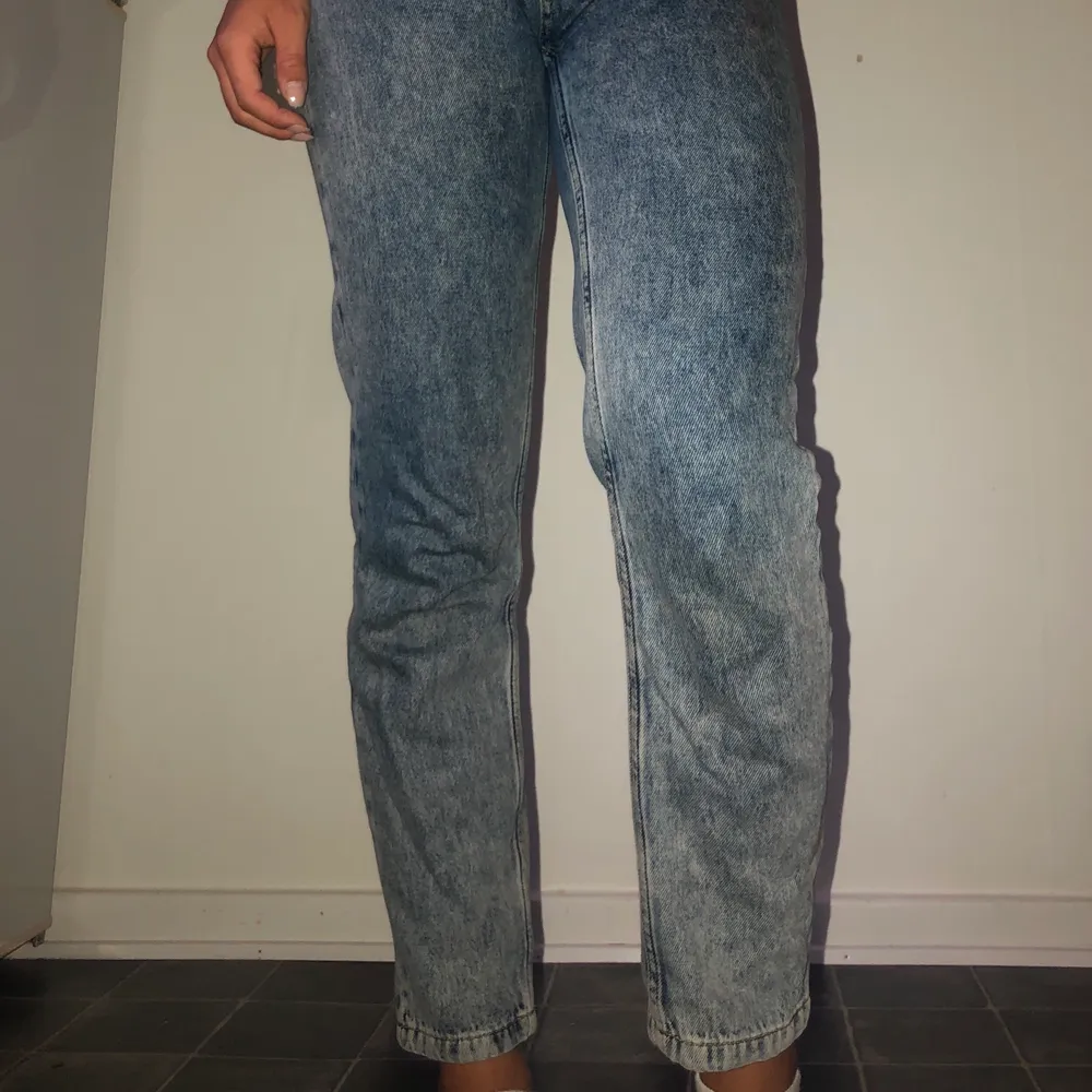 Trendiga hömidjade jeans från NA-KD som jag nu säljer då de är för små för mig. Jag har nu stl 38 i byxor så dessa sitter bättre (inte lika tajt) om man har stl 36 🌸. Jeans & Byxor.