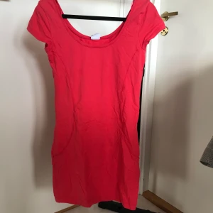  klänning storlek S - En tight rosa klänning ifrån Ginatricot i storlek S. Aldrig använd.