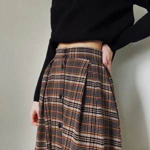 Kjol från Monki  - Rutig kjol från Monki. Säljer den eftersom att den är för stor i midjan för mig. Nypris 250kr