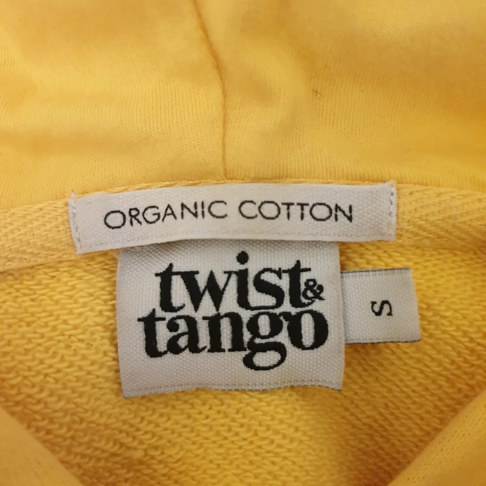 Hoodie med slits från twist and tango, köpt för 700kr, organic cotton storlek s men sitter som en m så gött oversize . Hoodies.