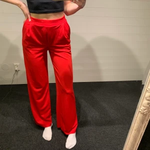 Kostymbyxor  - Röda kostymbyxor i stolek XS. 150kr + 44kr i frakt💓 jag är 170cm lång