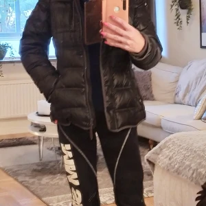 Edc vinterjacka  - Svart jacka med hög krage som går att fälla upp, figurformad och både snygg och varm. 