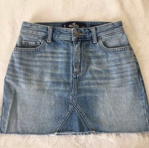 Jeanskjol (Hollister 480kr) - En väldigt fin jeanskjol i ljust, välgjort jeanstyg, för liten för mig vilket är därför jag säljer, använd en gång så nästan i nyskick💎