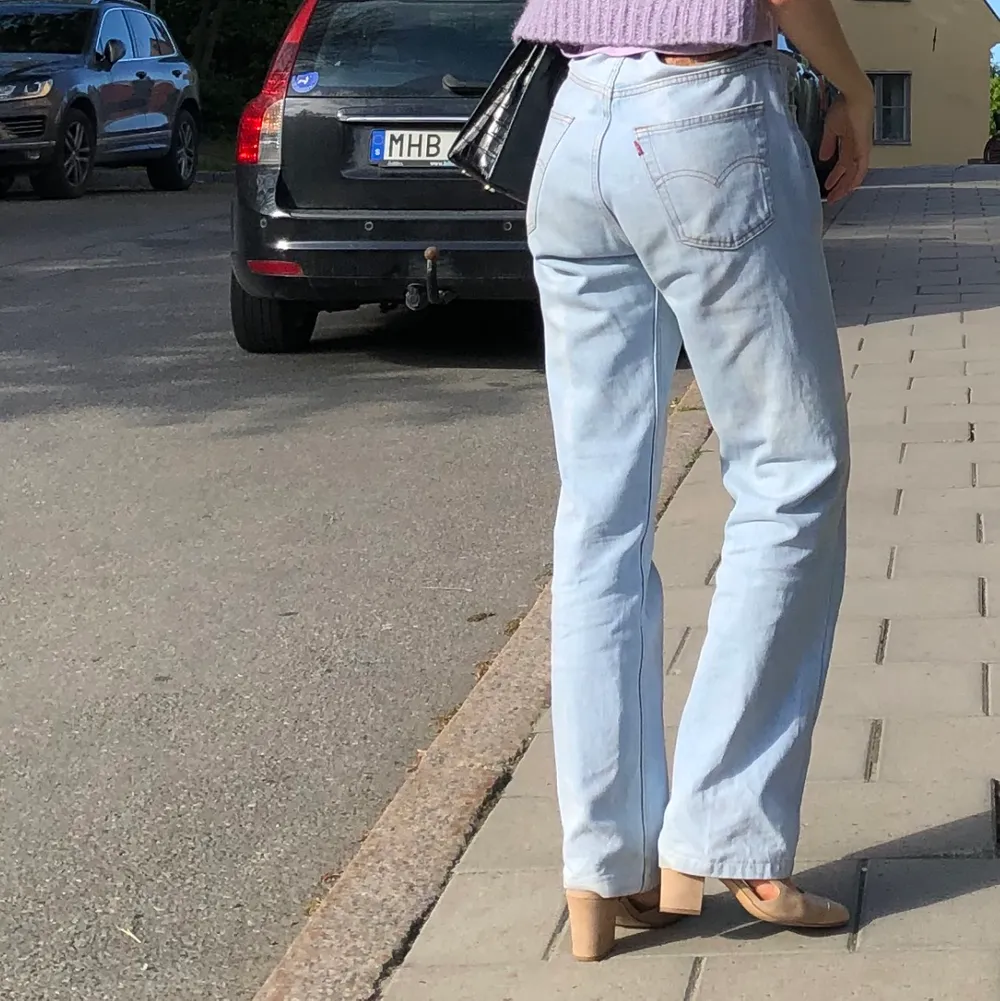 skitsnygga Levis jeans köpta second hand i strl w30 L31. På mig är de väldigt oversized.. Jeans & Byxor.
