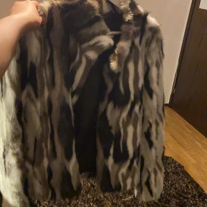 Snygg fuskpälsjacka från Rockandblue Sweden - Knappt använd jacka. Väldigt fin och utmärkt skick. 