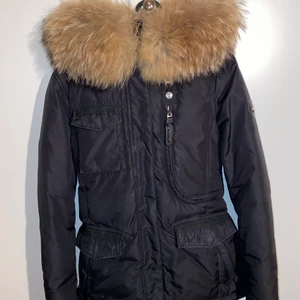 Hollies jacka storlek 36  - Använd 1 vinter, kan hämtas i Viksjö.