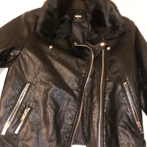 Skinnjacka  - Fejk skinnjacka med fejk pälskrage 