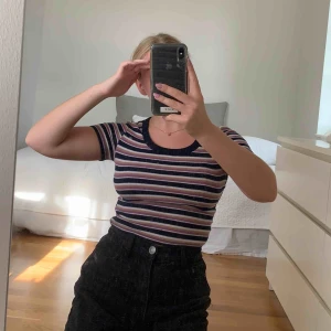  - Superfin secound hand t-shirt, köpt för ett år sedan på myrorna. Den e ifrån H&M från början.❣️köparen står för frakt