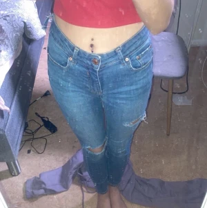 Säljer Lågmidjade jeans - Hej! Säljer mina lågmidjade jeans pga att dom inte passar mig längre storlek 34-35 kan mötas upp i göteborg och fraktas. Jag står för frakt. Köpte dom för 300kr och säljer dom för 100kr bud kan oxå diskuteras. 