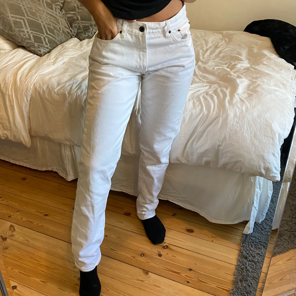 Vita jeans som tyvärr är lite stora i midjan på mig. Passar med skärp på mig som är S, men skulle säga att de är mer än M😊. Jeans & Byxor.