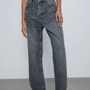 Grå Jeans Zara - Grå zara jeans med raka ben. Helt slutsålda strl 36.