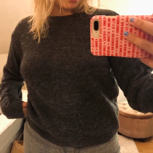 HM stickad tröja  - Stickad superfin tröja från H&M. Använd ganska mycket men är inte förstörd nånstans. 