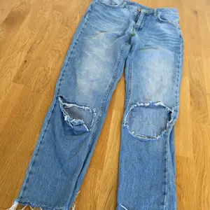 Boyfriend jeans i strl XS men enligt mig lite stor i storleken så skulle möjligtvis funka som S, från bikbok (nypris 599kr) fint skick, 90kr + frakt🥰 Betalning sker via swish💘