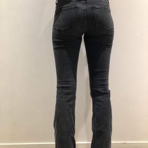 Svarta/gråa bootcut från Zara. St 34, är 160cm lång 