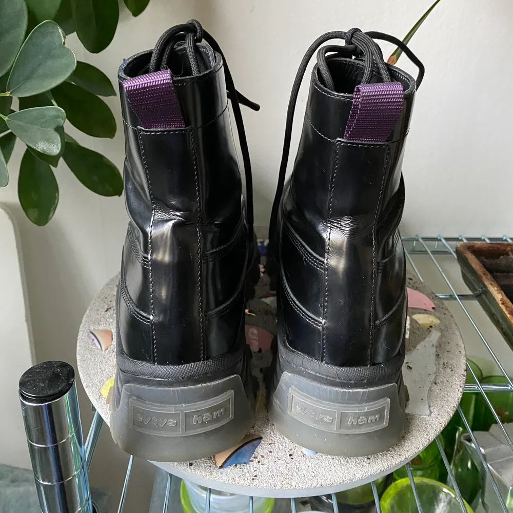 Svarta boots i skinn med grov sula från Eytys co-lab med H&M. Sparsamt använda och fint skick! Storlek 42. . Skor.