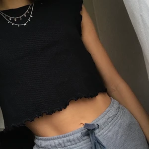 Topp Urban Outfitters - Supersnygg och trendig Croppad topp från Urban Outfitters storlek xs, knappt använd, säljs pga Need the money