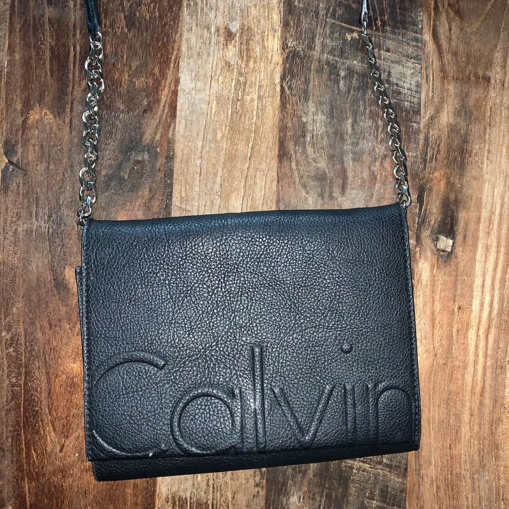 Väska från Calvin Klein perfekt för en utekväll. Mycket bra skick. Frakt tillkommer.. Väskor.