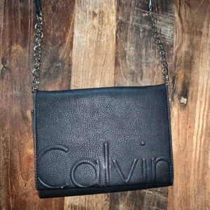 Calvin Klein väska  - Väska från Calvin Klein perfekt för en utekväll. Mycket bra skick. Frakt tillkommer.