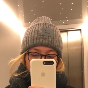 ACNE MÖSSA - Säljer nu min gråa fina Acnemössa, sparsamt använd i fint skick! 