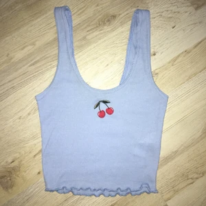 Linne från prettylittlething storlek 6 (34) - En gullig topp från prettylittlething i bra skick, köparen står för frakt 