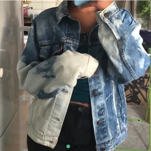 Levis vintage jeans jacka - Säljer denna oversized jeansjacka ifrån levis som jag gjort tie dye på ✨🥰 200kr + 79kr frakt!! Kn dock gå ner 70kr i pris om man köper innan 25 oktober 