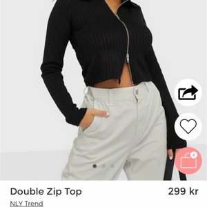 Tröja. Dubbel kedja  - En långärmad ribbad svart topp med en dragkedja som går att dra nerifrån och uppifrån. Helt ny och aldrig använd! För liten men hade tyvärr tagit bort lappen så kunde ej lämna tillbaka! I storlek xs🥰🥰 Köparen står för frakt. Kan eventuellt mötas upp i slussen 💓 