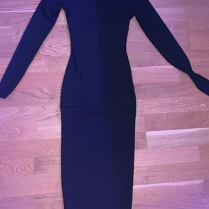 Långärmad klänning Size 34 - Klänning från PrettyLittleThing i storlek 34. Aldrig använd då den är för liten.