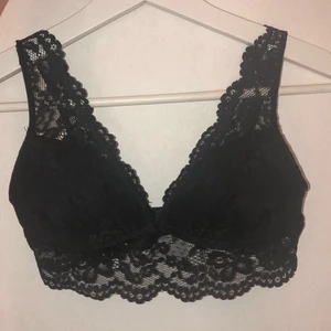 Gina Tricot bralette - Svart bralette i spets från Gina Tricot. Använd en gång. Kan hämtas på Alnö men kan även skickas, köparen står för frakt. Rök och djurfritt hem👍🏻