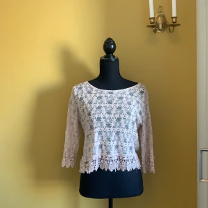 Tröja i spetts  - Aldrig använd 