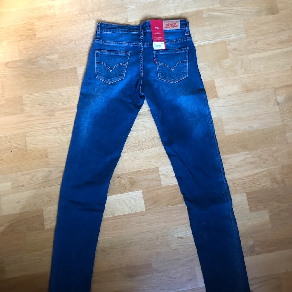 Helt oanvända jeans från Levi’s köpta i USA. Säljer för halva inköpspriset.  modellens namn är bara ”skinny”, men sitter ungefär som deras ”mile high”, de är bara lite lägre i midjan. De är perfekta om du är lite mellan storlekar eftersom de har justerbar midja!!. Jeans & Byxor.