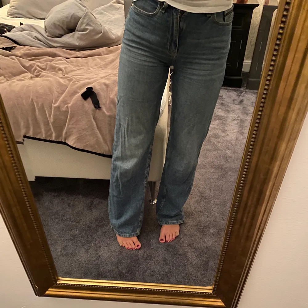 Ett par snygga Wide leg jeans från Calvin Klein i bra skick. Jag är 1,65 och de är perfekta för mig i både längd och storlek (25). Brukar vanligtvis ha 36 i allt men dessa jeans i 25 passar bra.  . Jeans & Byxor.