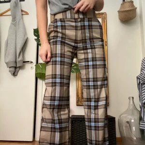 Rutiga byxor - Intressekoll på mina rutiga byxor / kostymbyxor. Går till foten ungefär på mig som är 172. Buda i kommentarerna 💜