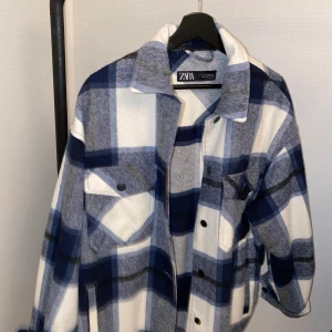 Populär zara jacka  - Den blåa populära Zara jackan i storlek L