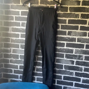 Jeans - Säljer åt min syster: svarta jeans från Fashion Nova. Fråga för fler bilder:)