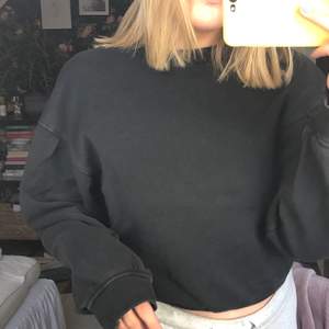 Svart basic sweater med något längre armsömmar så att den blir mer ”puffig”. Teddy material inuti, frakt tillkommer.