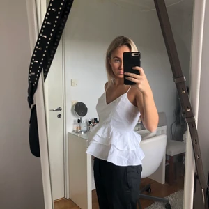 HM topp - Jättesöt slutsåld vit HM topp. Använd fåtal gånger så superbra skick