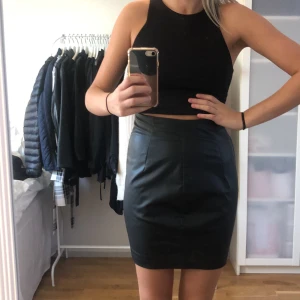 Skinnkjol  - En kort kjol i läderimitation. Kjolen har hög midja och dold dragkedja bak och sitter så snyggt😍I storlek Small. Skriv för fler bilder eller mer info!😇💘