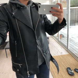 Oversized skinnjacka  - Säljer min Oversized skinnjacka från stradivarius! Den är lite längre i modellen vilket är skit snyggt. Använd ca 3 gånger. Som helt ny, finns inga defekter.                                 Buda i kommentarerna! 