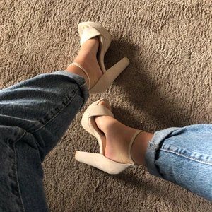 Beiga mocka klackar - Beiga klackar i mocka aktigt material. Köpta från Nelly för ca 400kr. Endast använda en gång. Färgen är som på första bilden. Frakt tillkommer🌟