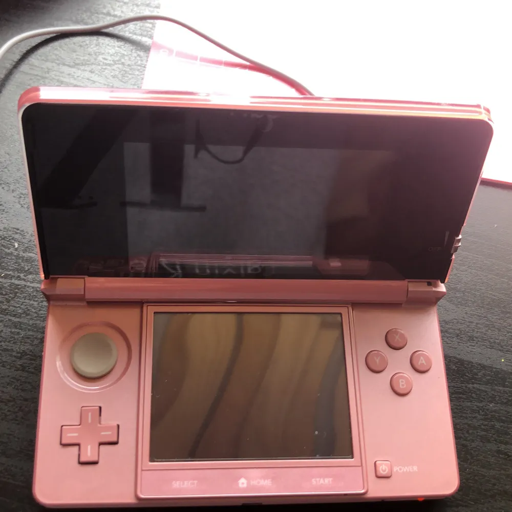 Supersöt rosa Nintendo 3ds som tyvärr inte används längre! Kommer med 1 spel. Övrigt.