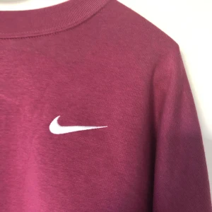 Nike tröja, cropped - Aldrig använd, passar S, M och L. Kan mötas upp i Malmö annars tillkommer frakt